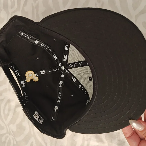 NWOT Watford FC Black & Gold Snapback Hat RARE - Picture 3 of 5